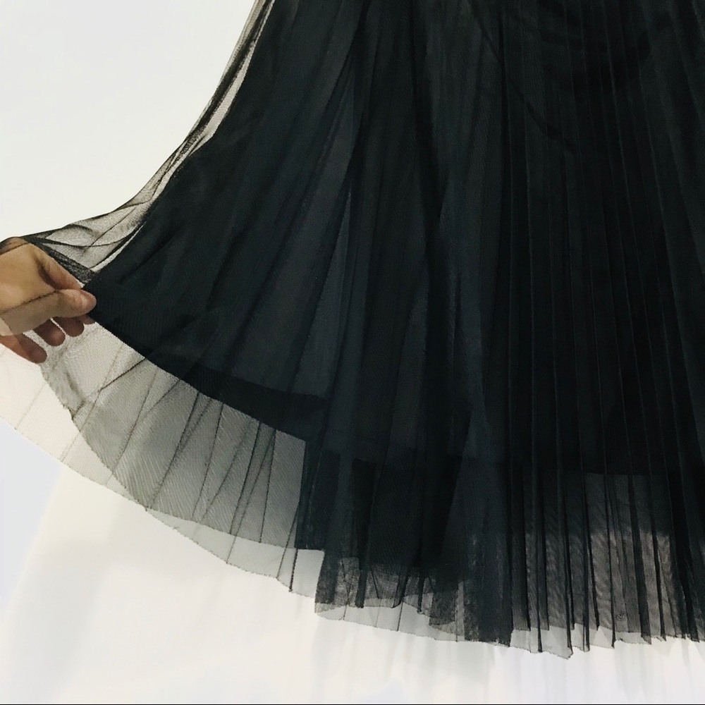 Pleated Black sheer tulle skirt by Albert Nipon - Picture 3 of 7